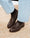 Dettaglio scarpa penny loafer in pelle liscia marrone scuro.